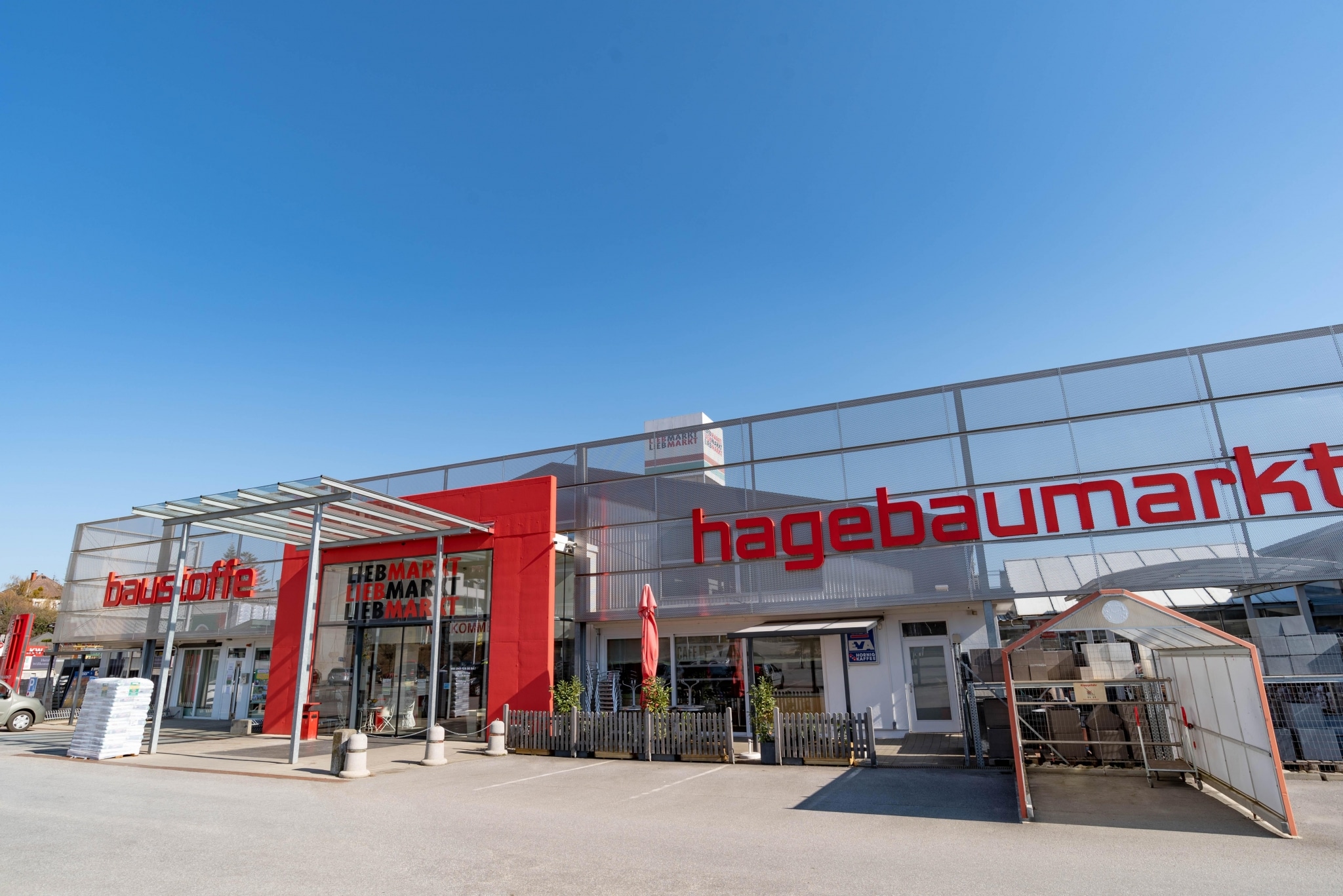 lieb-markt-weiz Eingang zum hagebaumarkt mit klarer Beschilderung und blauen Himmel im Hintergrund